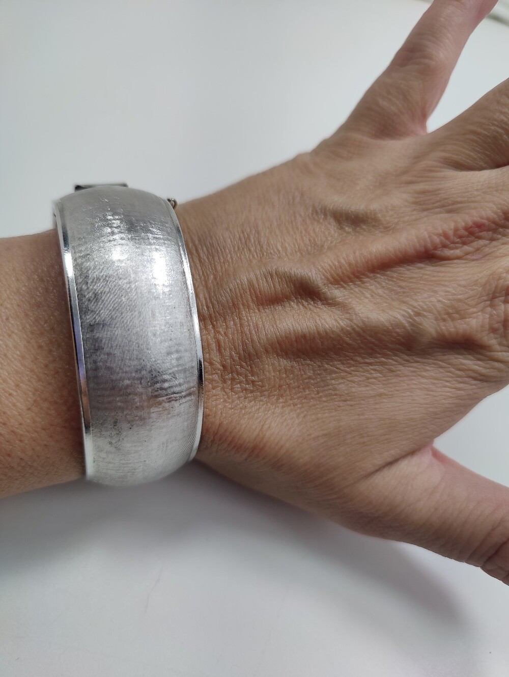 Vintage Coro Silver Tone Wide Hinged Bangle Bracelet Safety Chain Brushed Satin - Picture 11 of 12